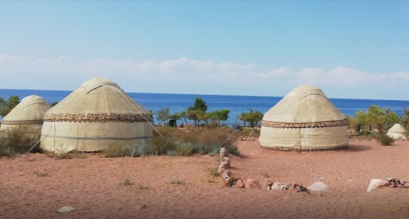 Юрточный лагерь на оз. Иссык-Куль
